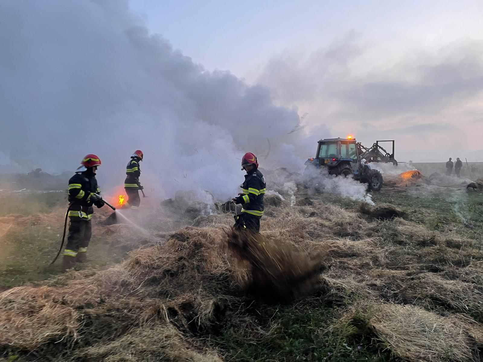 Foc la un depozit de furaje dintr-o fermă de lângă Oravița – 75 de tone de fân s-au făcut scrum