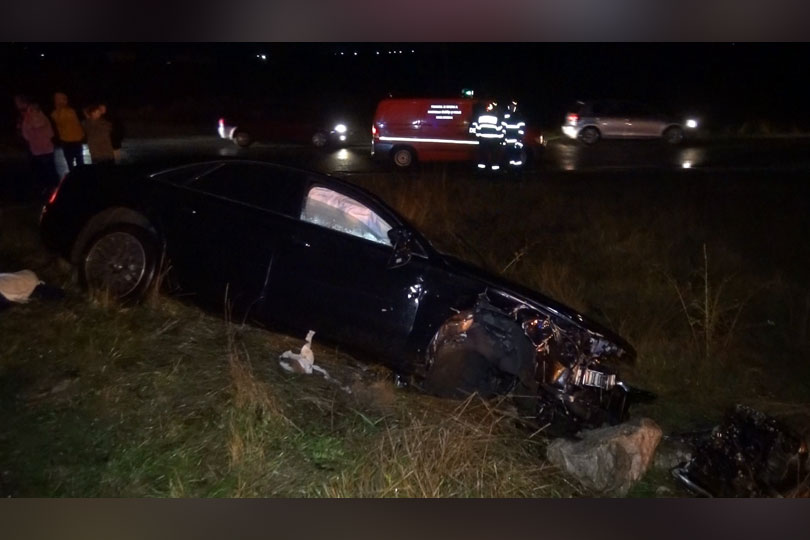 Accident Audi 8 cu motorul şi roţile zburate din autoturism şi 4 răniţi la Berzovia pe DN58B VIDEO