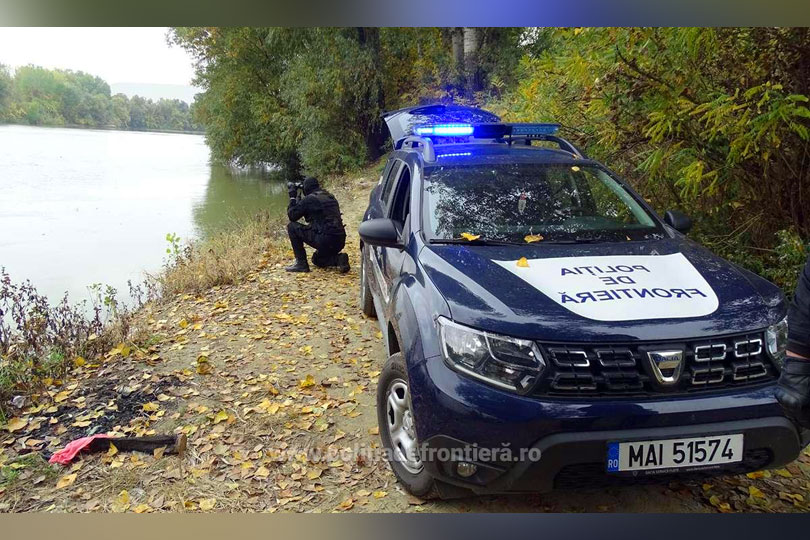 Opt migranţi scoşi din apele fluviului Dunărea de poliţiştii de frontieră