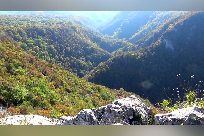 Noi trasee și atracții turistice in Parcul Naţional Semenic – Cheile Caraşului – Punctul belvedere Groapa Iepei VIDEO