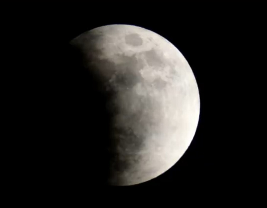Cea mai lungă eclipsă lunară parțială din acest secol are loc mâine seară (18-19 noi)