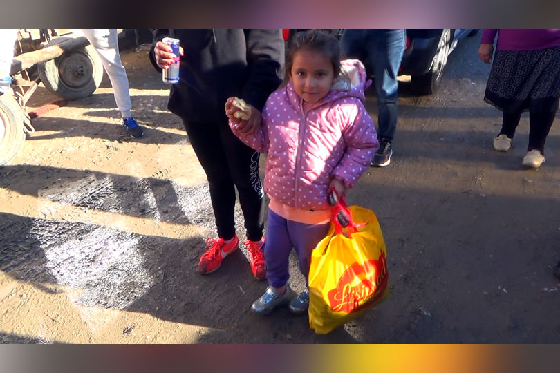 Jandarmii cărășeni au descins cu sacii plini de daruri în cartierul Măgura din Bocșa VIDEO