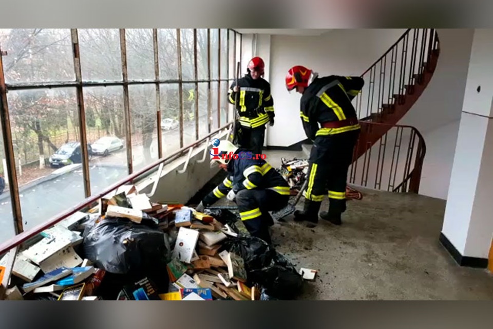 Incendiu in holul blocului pe Aleea Tineretului la Reșița – Cărți incendiate VIDEO