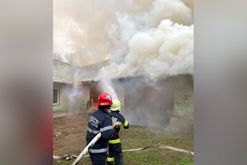 Incendiu violent la o casă din Oravița – Mare necaz de Sfântul Andrei EXCLUSIV VIDEO
