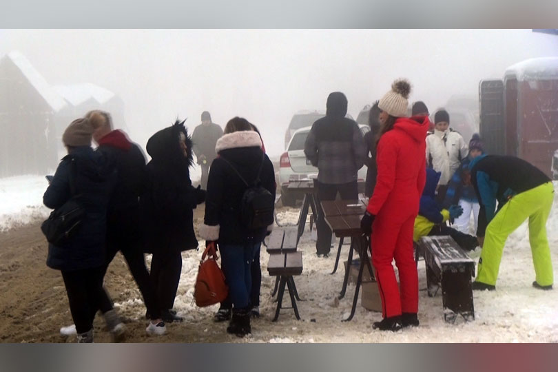 Ziua Naţională petrecută în prima zăpadă şi aer curat pe Semenic VIDEO