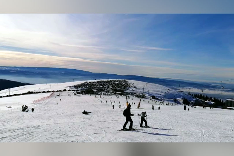Distracție pe pârtii pe Muntele Mic înainte de Revelion 2022 – Muntele Mic luat cu asalt de turiști VIDEO