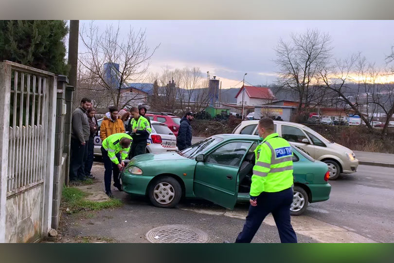 Accident rutier cu urmări grave la Reșița – Trei bărbați loviți de o mașină – Un bărbat de 49 de ani a murit la spital VIDEO EXCLUSIV