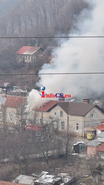 Incendiu la Anina – Pompierii orașului au salvat două case de la distrugere EXCLUSIV VIDEO