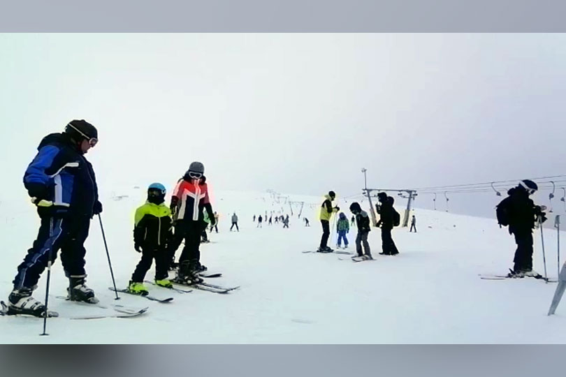 Strat de zăpadă de peste 20 de cm pe Muntele Mic – Câteva sute de turiști pe pârtii VIDEO