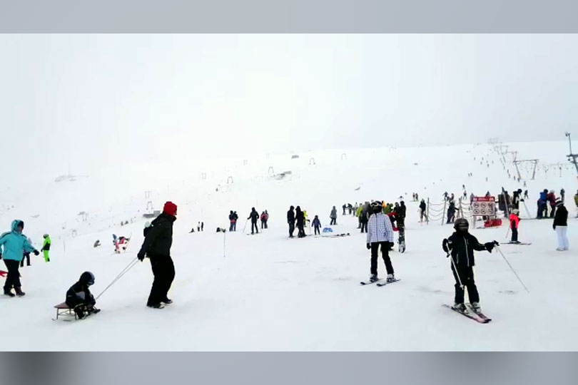 Cod galben în munții Banatului – Ninge pe Muntele Mic și plouă pe Semenic VIDEO
