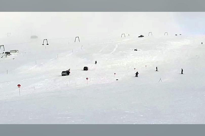 Culmea tupeului – tată și fiu din Timișoara cu mașinile pe pârtia de schi pe Muntele Mic EXCLUSIV VIDEO