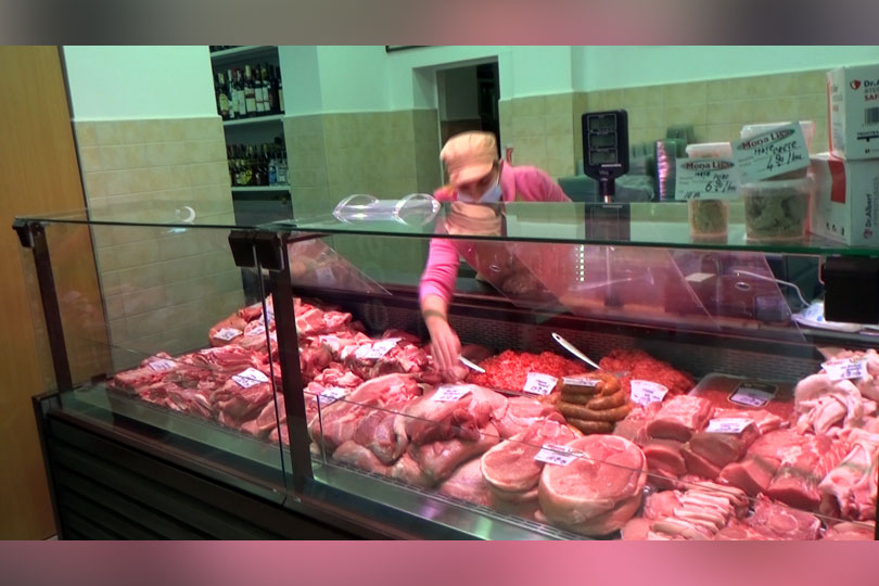 Cumpărăturile pe ultima sută de metrii – Carne de porc la discreție în carmangeriile din Reșița  VIDEO