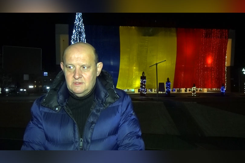 Cel mai mare tricolor din România a fost ,,aprins” aseară la Oţelu Roşu VIDEO