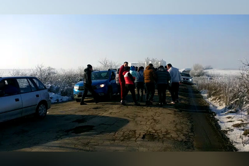 Drumul care ucide satele bănățene – Protest spontan cu zeci de maşini pentru repararea DJ 573 VIDEO