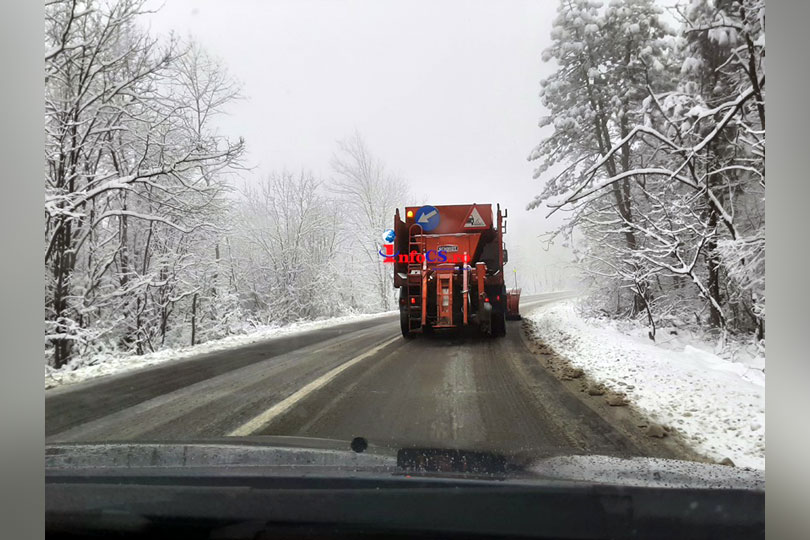 Atenție, șoferi! Strat de zăpadă pe mai multe drumuri din Caraș Severin VIDEO