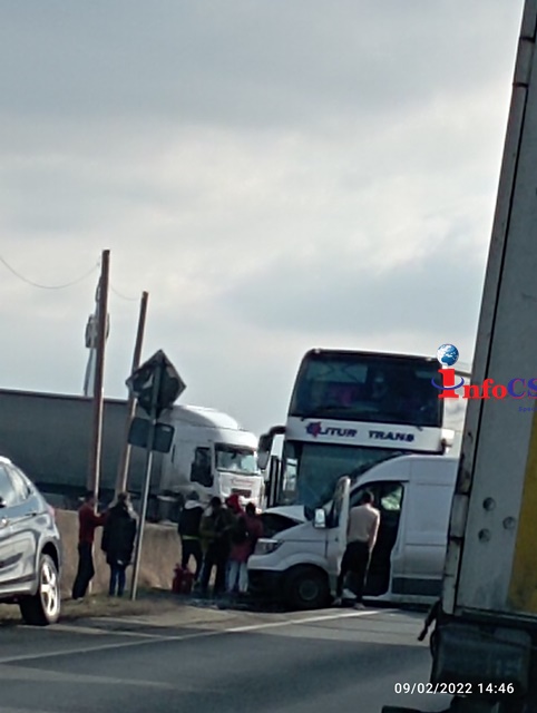 Accident pe DN6 cu un autocar, un microbuz si un autoturism – 45 de pasageri evacuați VIDEO