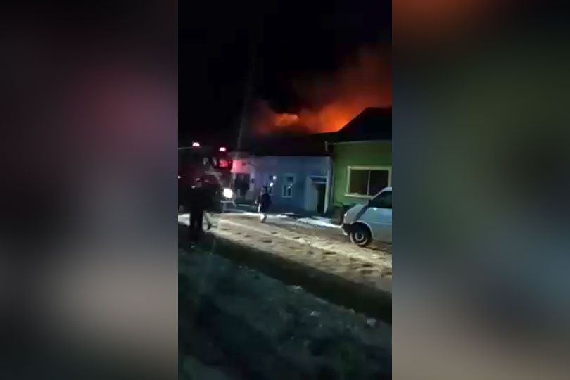 Incendiu cu pericol de extindere la Bozovici – Un bărbat a ars de viu în propria casă EXCLUSIV VIDEO