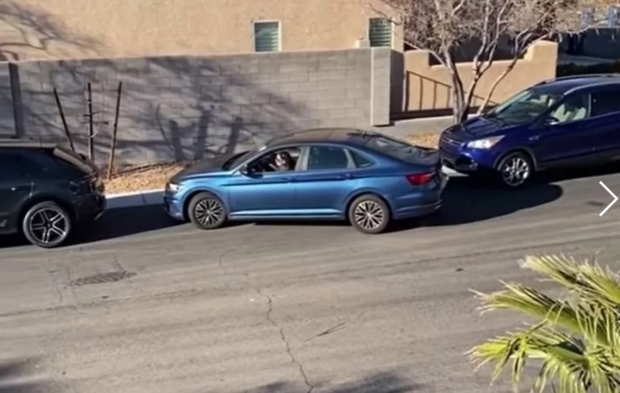 O parcare cu bucluc, sau cum parchează o…….șoferiță americană! VIDEO