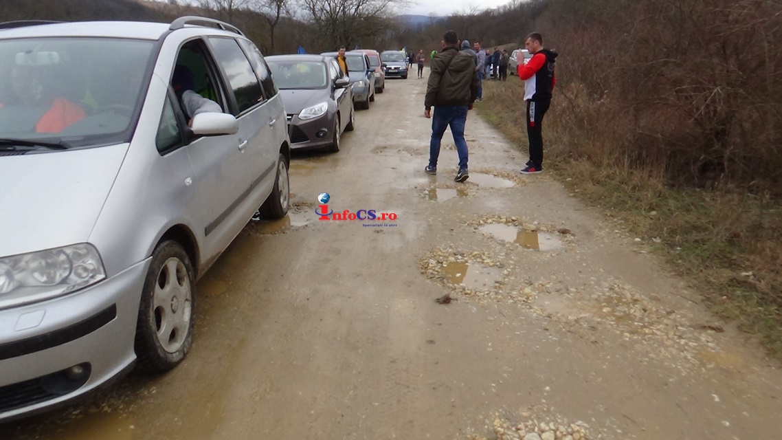 Protest spontan cu zeci de maşini pentru repararea DJ 573 Oravița – Ciudanovița – Jitin VIDEO