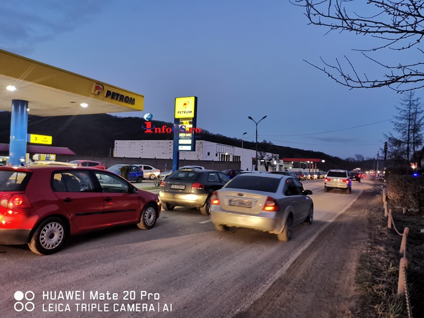Cozi de sute de metri la benzinăriile din Caraș Severin – Pretul a sarit in sus la unele dintre ele VIDEO