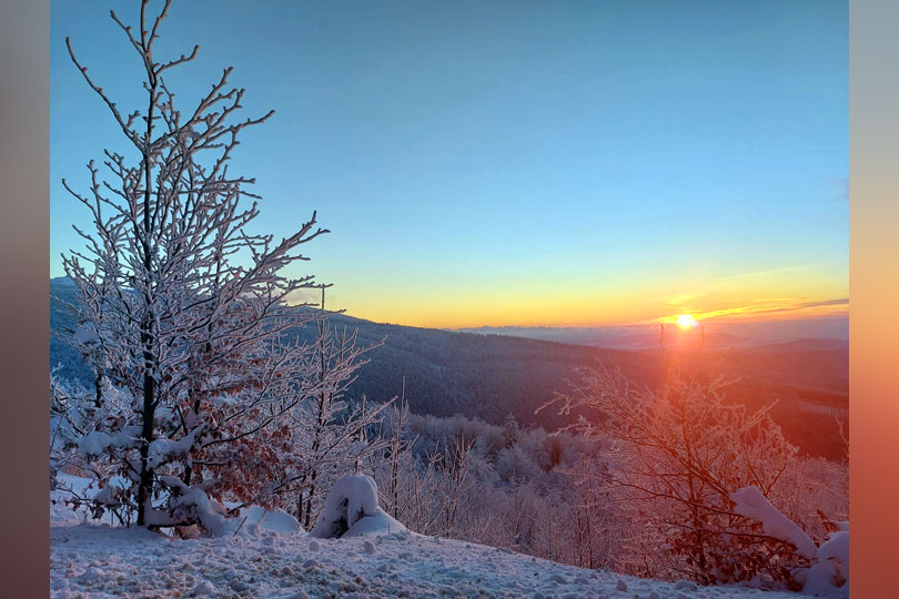 Muntele Semenic într-un amurg  când iarna se târâie cu ultimele puteri din fața primăverii 2022 VIDEO