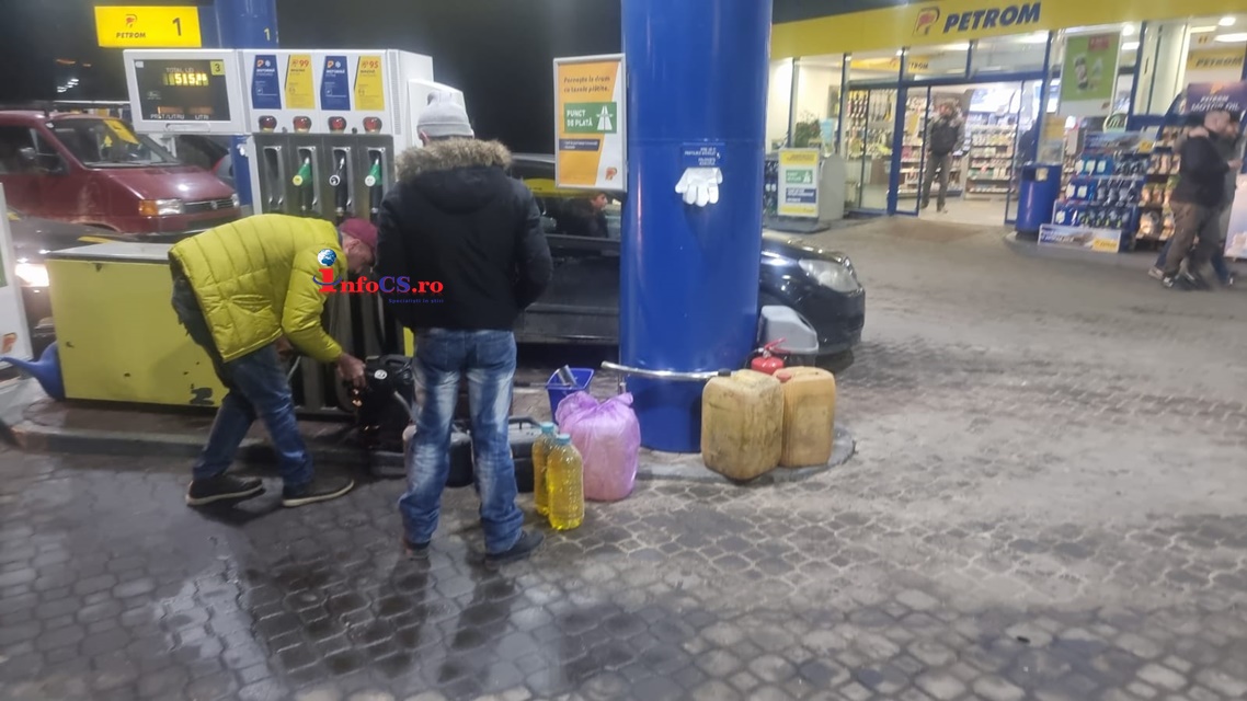 Cozi imense la benzinăriile din Reșița – Oamenii își fac chiar și stocuri VIDEO