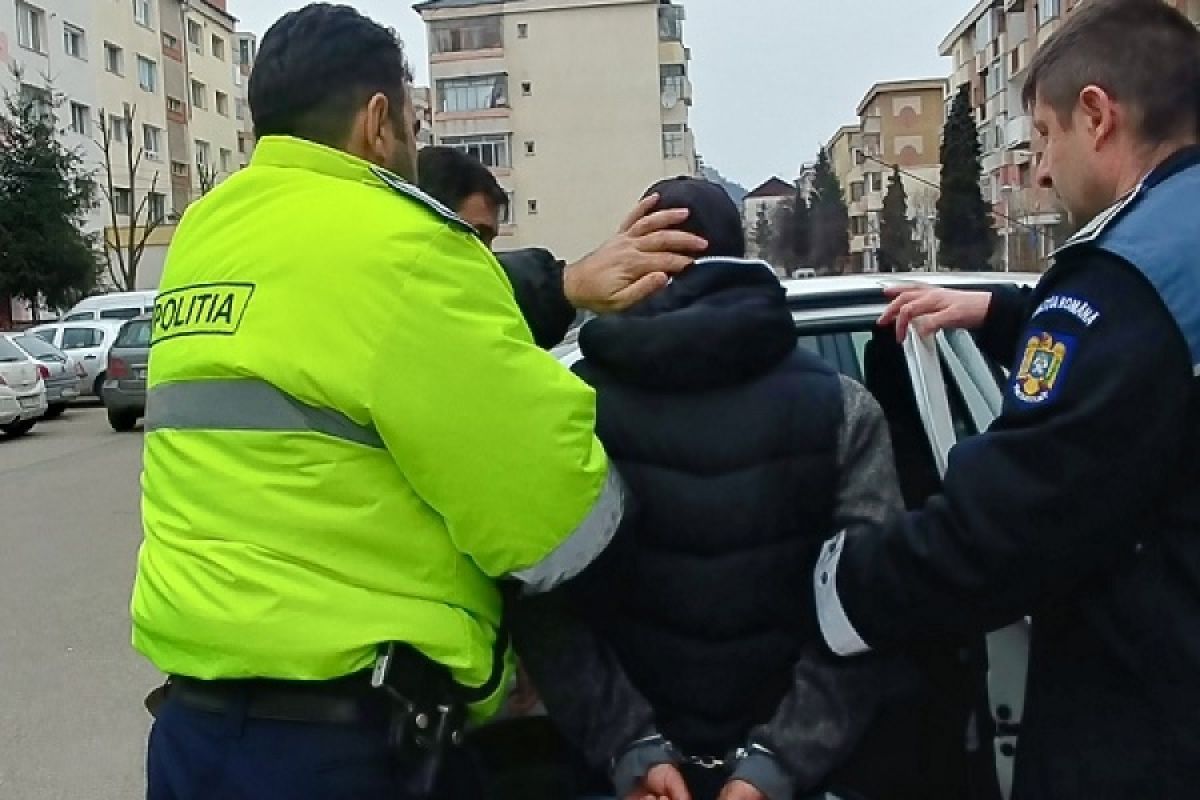 Bărbat reținut de polițiști fiindcă s-a apropiat prea tare de nevastă