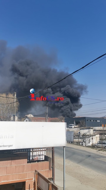 Incendiu violent la un depozit de fier vechi și dezmembrări auto din Oravița VIDEO EXCLUSIV
