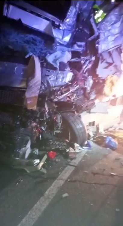 Accident între două ,,tiruri” cu două persoane decedate la Mehadia pe DN6 VIDEO
