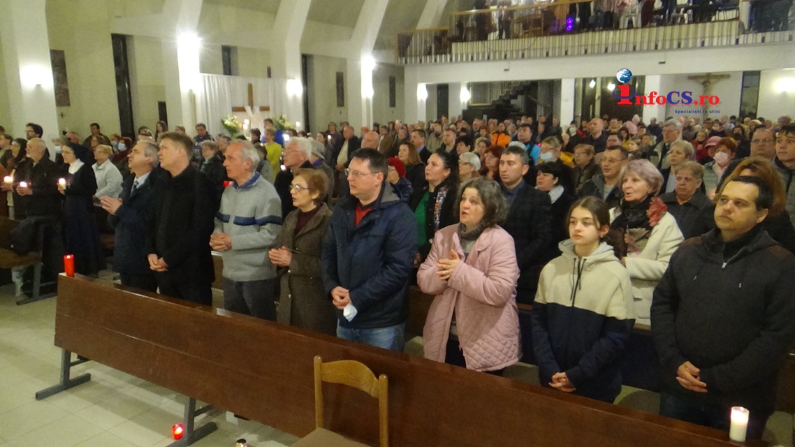Înviere cu sute de credincioși catolici şi ortodocşi la Reşița la Biserica Sfânta Treime din Govândari VIDEO
