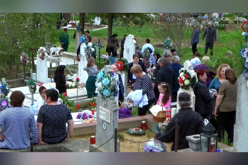 La Târnova, sătenii merg azi la cimitir pentru un ceremonial special în amintirea celor duși în altă lume VIDEO