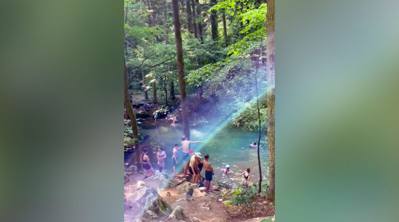 Impertinență sau neștiință? Turiștii au făcut baie în lacul Ochiul Bei din Parcul Natural Cheile Nerei- Beușnița VIDEO