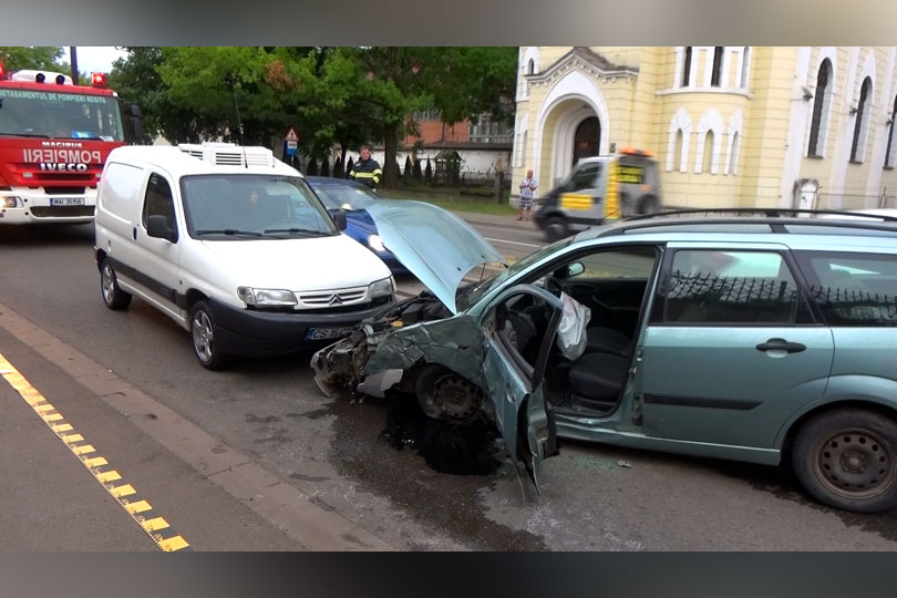 Accident la Reșița la ieșirea din pasajul CSR provocat de un șofer băut  EXCLUSIV VIDEO