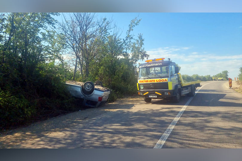 Accident cu șofer beat și mașina cu roțile în sus pe DN57 VIDEO