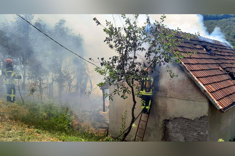 NEWS ALERT O casă a luat foc în Driglovaț și un bărbat a murit într-un incendiu de vegetație scăpat de sub control și extins de  la caniculă EXCLUSIV VIDEO