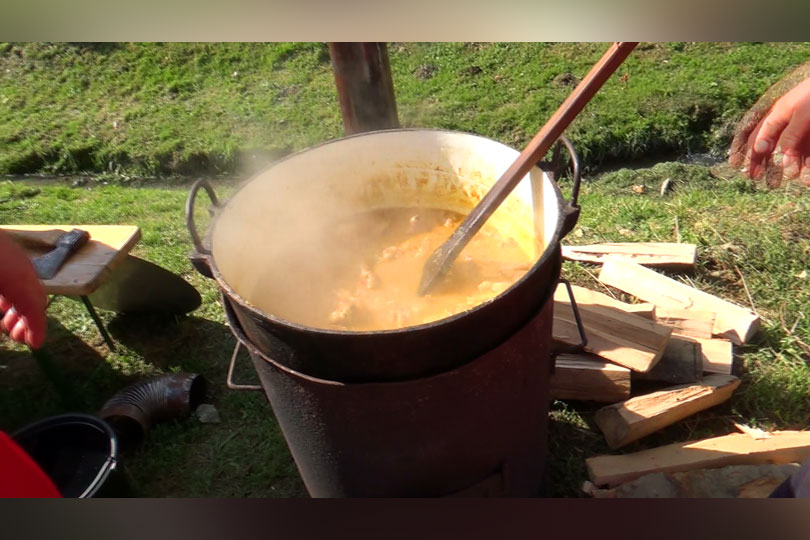 Carașovenii s-au întrecut în prepararea papricașului tradițional la Vodnic la cea de-a treia ediţie VIDEO