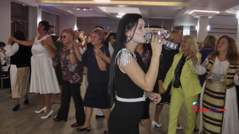 Balul Toamnei al pensionarilor Reșițeni – 400 de petrecăreți s-au distrat ca în povești – VIDEO