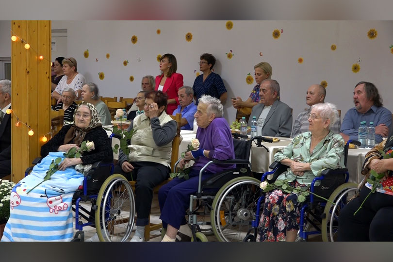 Ziua internaţională a persoanelor vârstnice marcată la Reșița la Azilul de bătrâni cu spectacol, flori și lacrimi de bucurie VIDEO