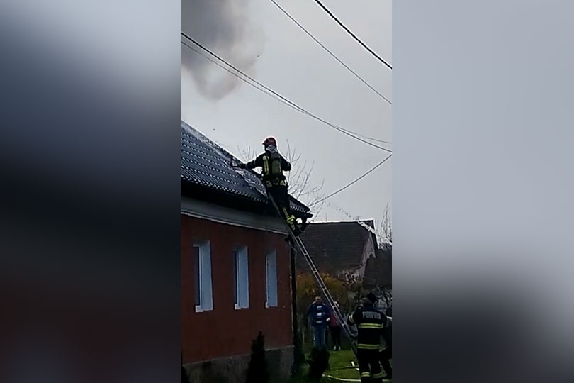 Incendiu la o casă de vacanţa din comuna Dognecea VIDEO