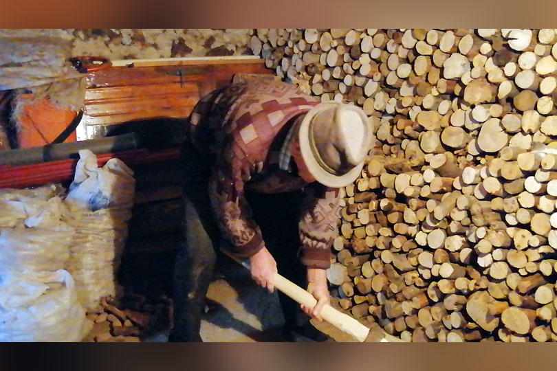 Pregătirile de iarnă pe ultima sută de metri în satele din Banatul Montan – Magaziile pline cu lemne VIDEO