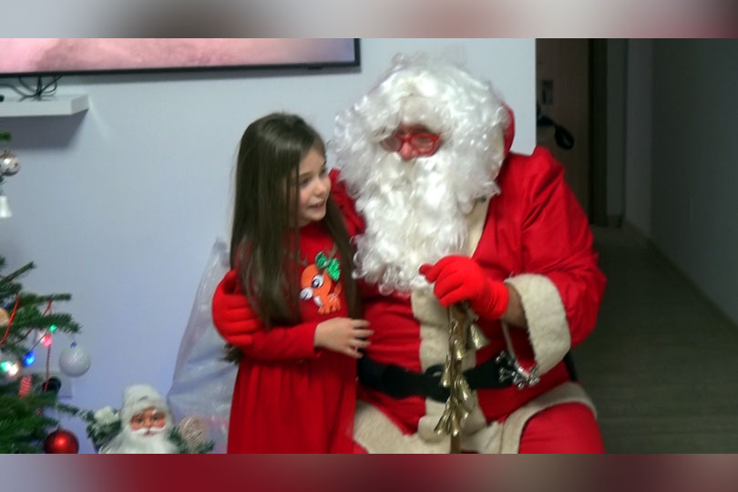 Moș Crăciun a sosit și în acest an cu sacul plin la copiii din Reșița si Bocșa VIDEO