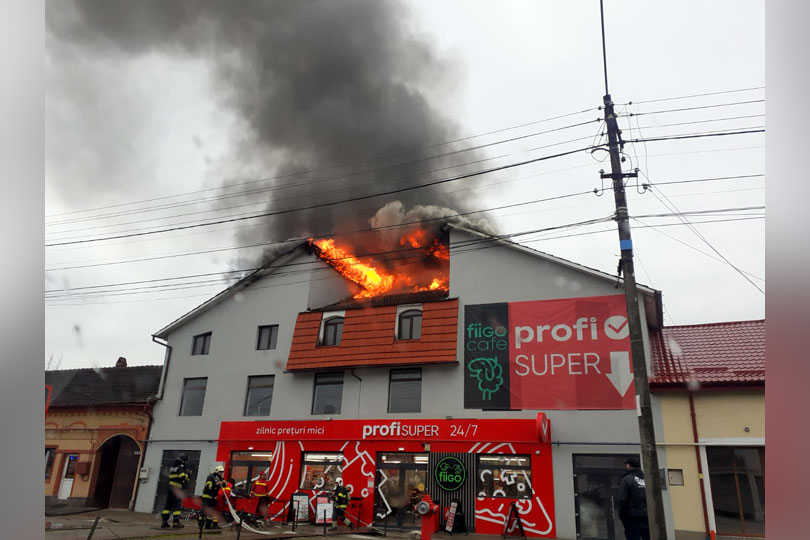 Incendiu de acoperiș la un magazin PROFI din Caransebeș VIDEO