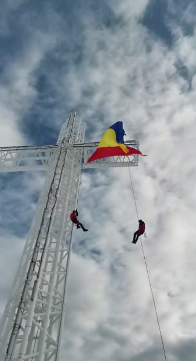 Ziua Națională cu un tricolor imens pe Crucea Eroilor de pe Muntele Mic VIDEO