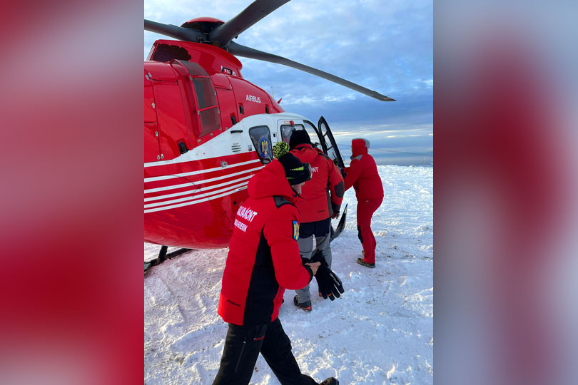 Turist accidentat la schi pe Muntele Mic si salvat de echipa Salvamont VIDEO