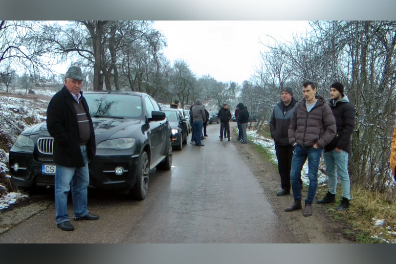 Protest spontan cu zeci de maşini pentru repararea DJ 608 Teregova – Luncaviţa – Verendin VIDEO