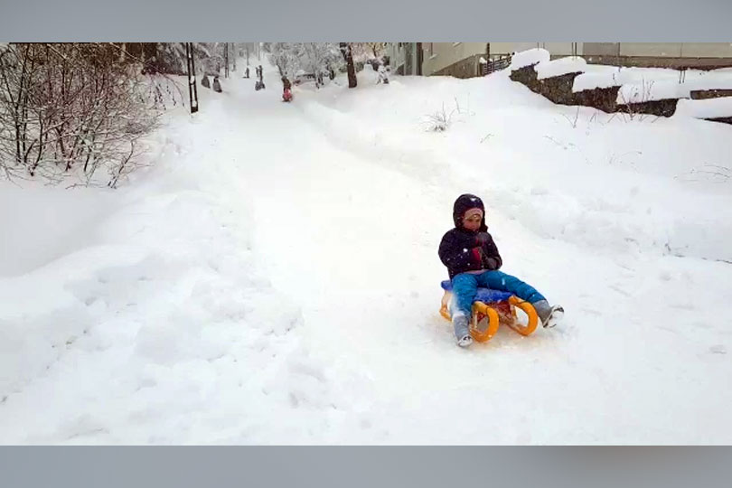 Iarna ca in povesti cu zăpadă de 1 m si copii la săniuș la Brebu Nou VIDEO