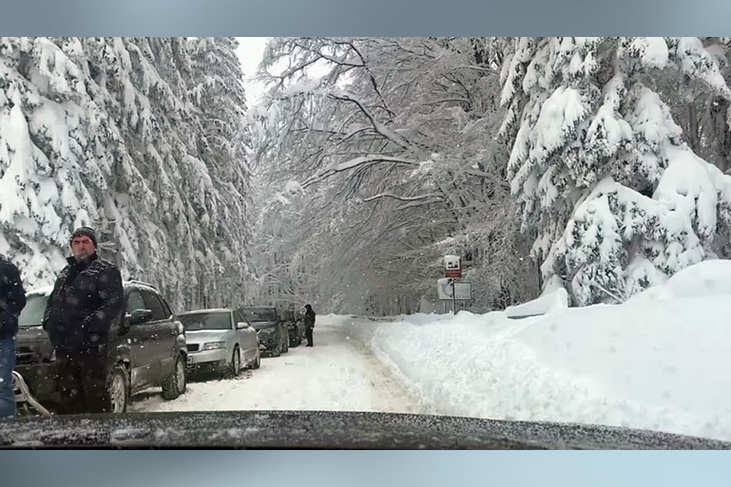 Circulaţie de coşmar spre Semenic și spre Gărâna – Brebu Nou fiindcă nu au intervenit drumarii VIDEO
