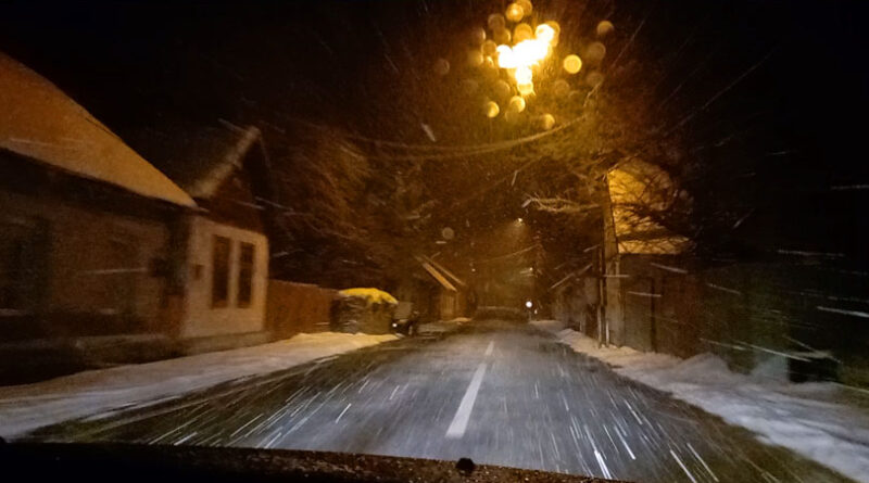 Iarna își reintră în drepturi și revine cu putere în Banatul Montan – Cod portocaliu de ninsoare VIDEO