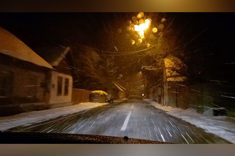 Iarna își reintră în drepturi și revine cu putere în Banatul Montan – Cod portocaliu de ninsoare VIDEO