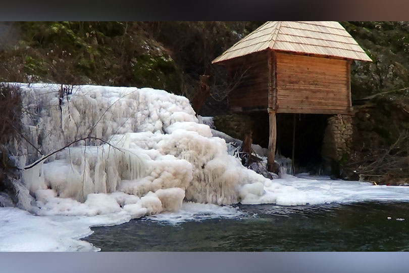 Peisaje de poveste pe Valea Rudăriei, după ce morile pe apă au fost oprite de suflarea rece a gerului VIDEO